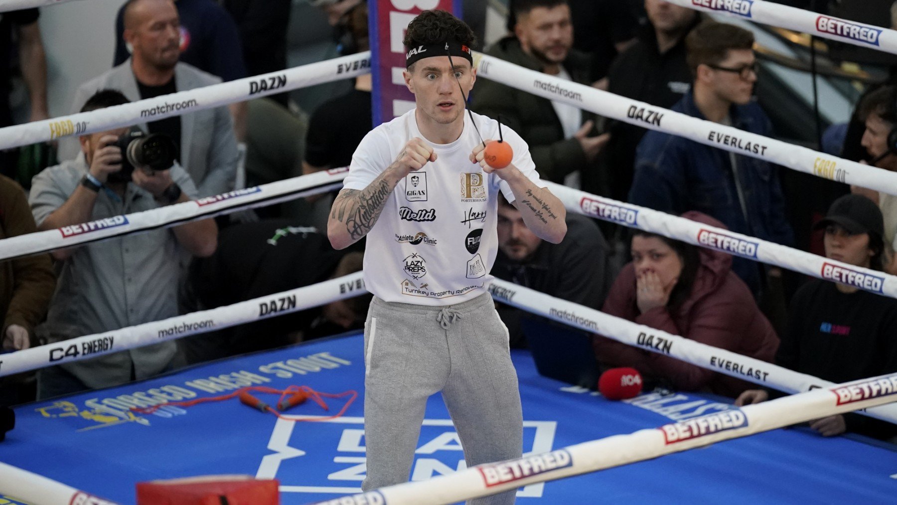 John Cooney, durante sus entrenamientos públicos en el centro comercial Liffey Valley en Dublín. (EP)