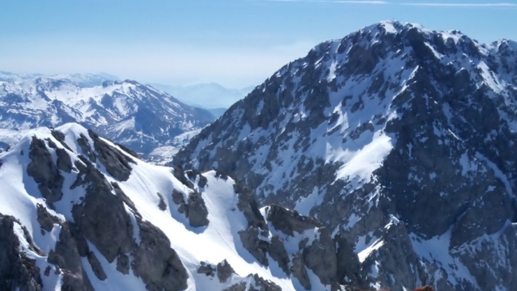 Muere un alpinista gallego de 47 años al despeñarse cuando escalaba la leonesa Piña Ubiña