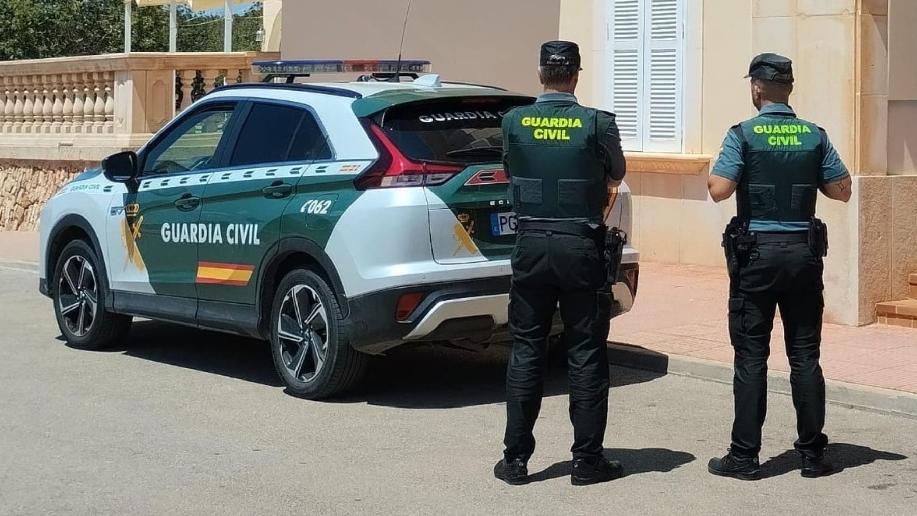 Dos agentes de la Guardia Civil.