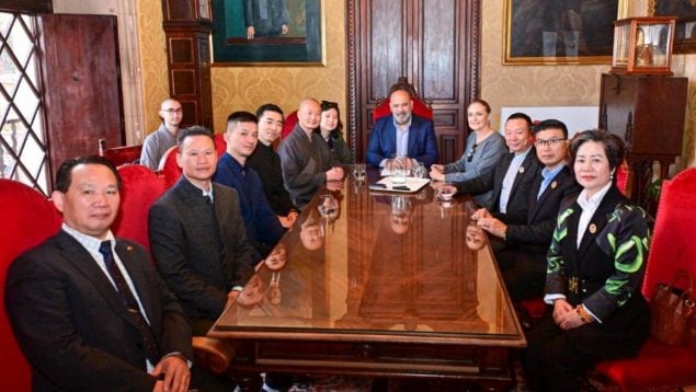 La asociación china de Baleares, Achinib, reunida con el alcalde de Palma, Jaime Martínez.