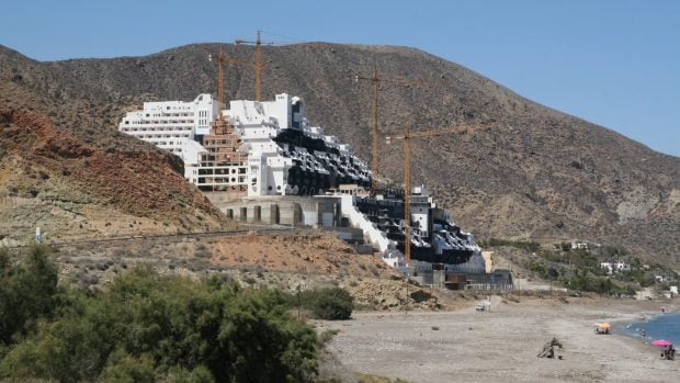 demolición algarrobico