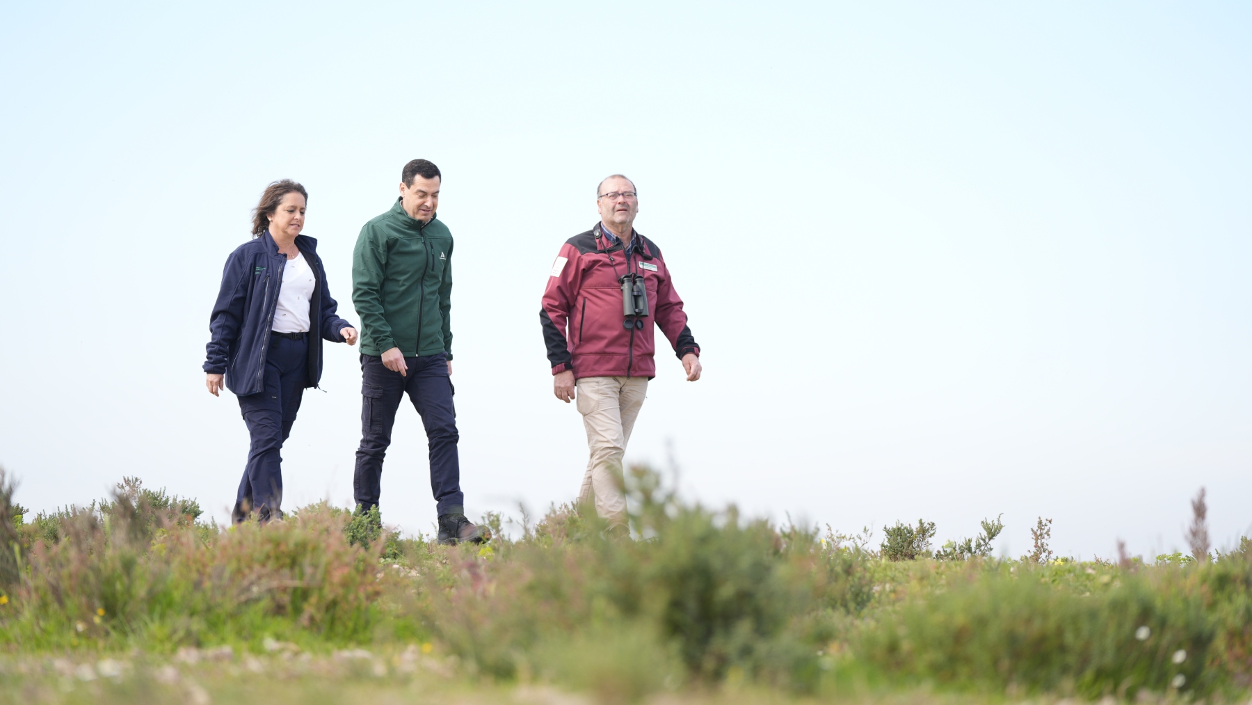 Juanma Moreno (c), en su visita este lunes al Espacio Natural de Doñana. (EP)