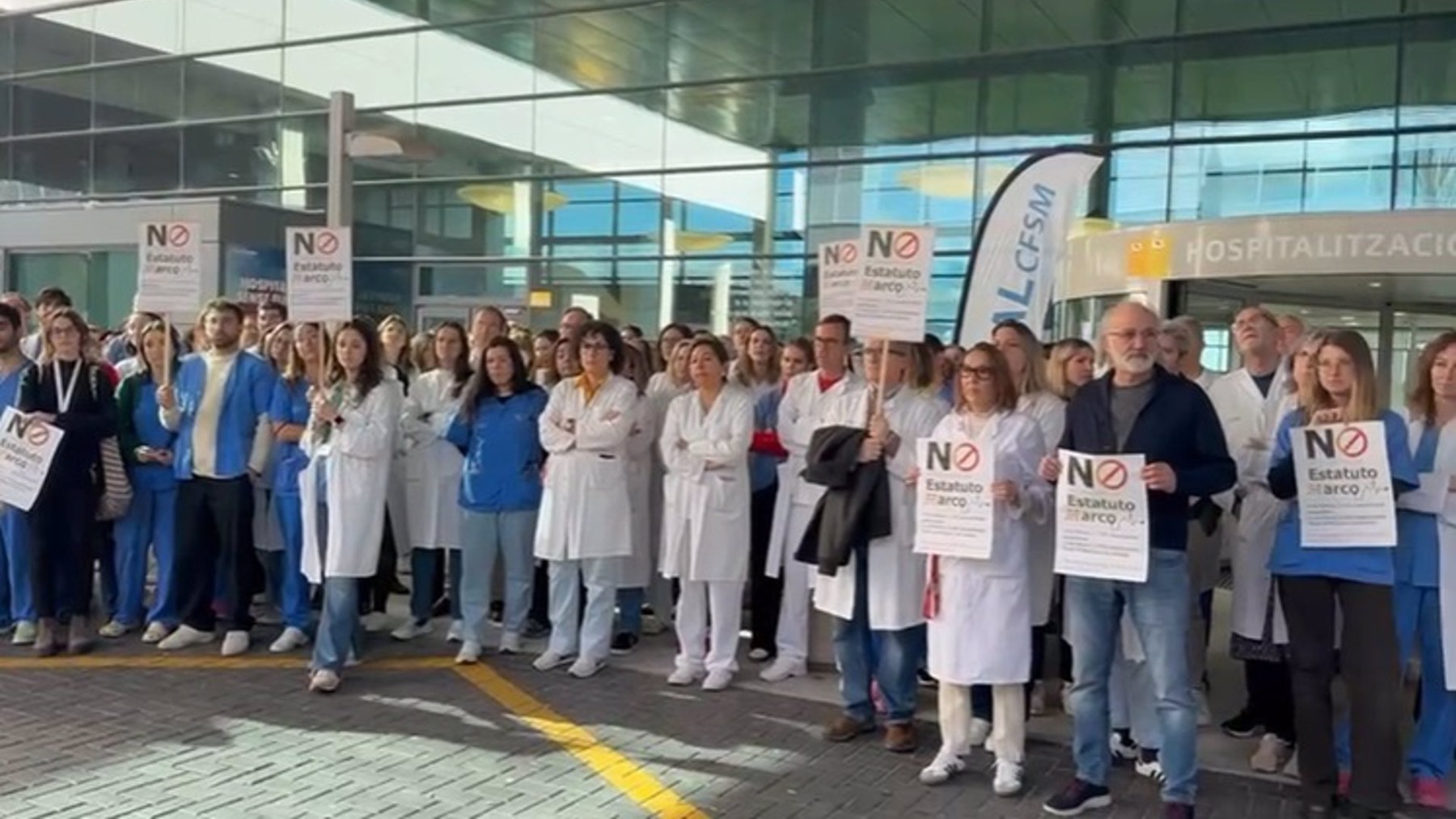 Médicos concentrados a las puertas de Son Espases.