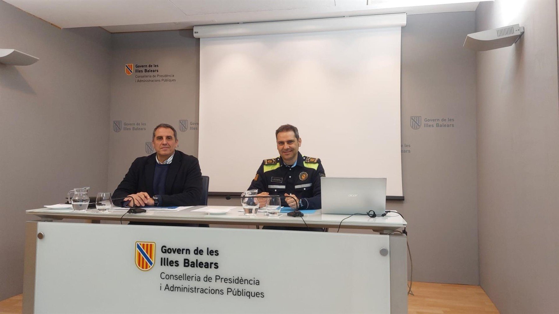 El director general de Emergencias, Pablo Gárriz, y el coordinador del programa Policía Tutor, Rafel Coves. (Europa Press)