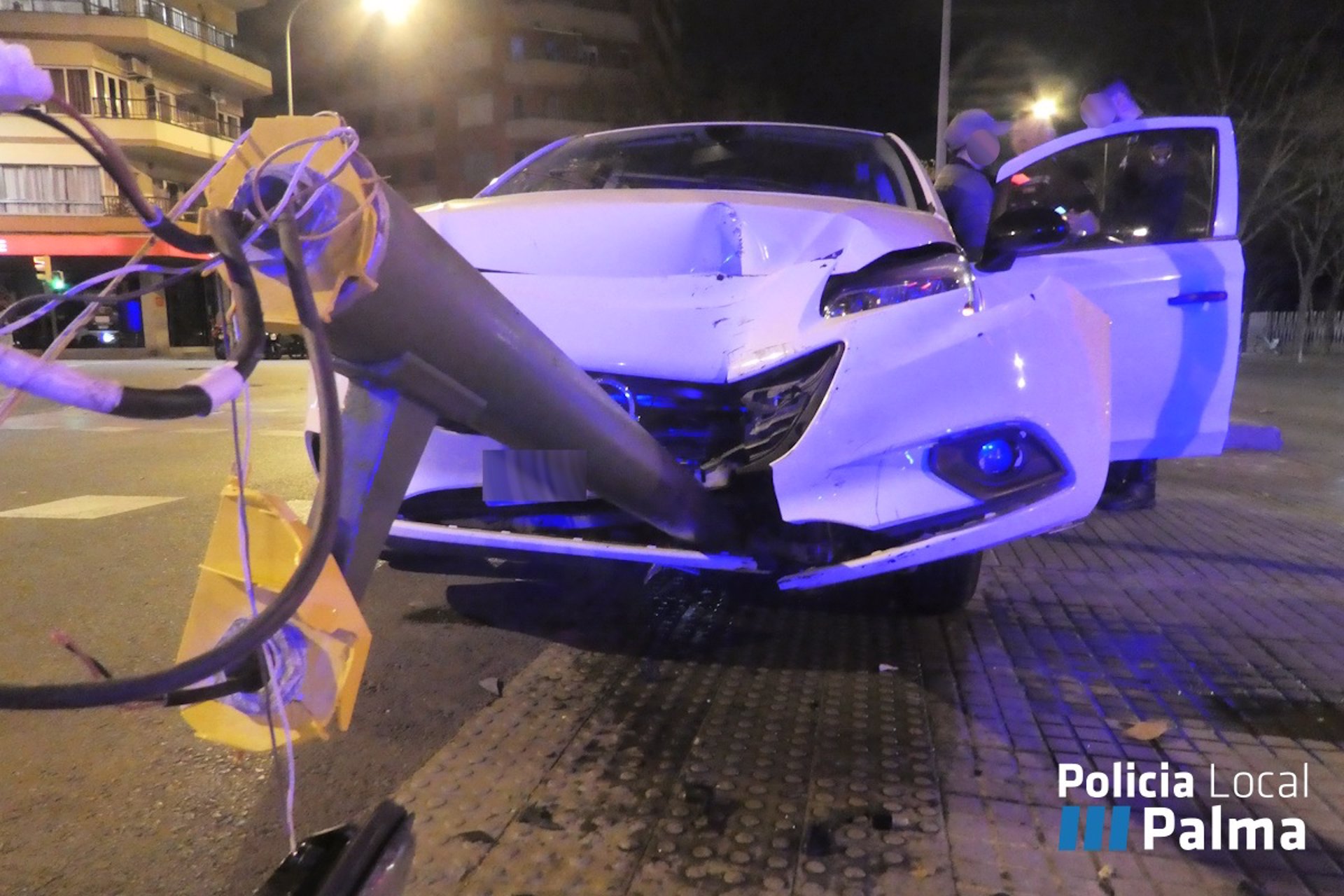 Coche accidentado en la calle Manacor con el semáforo empotrado en el parachoques. –