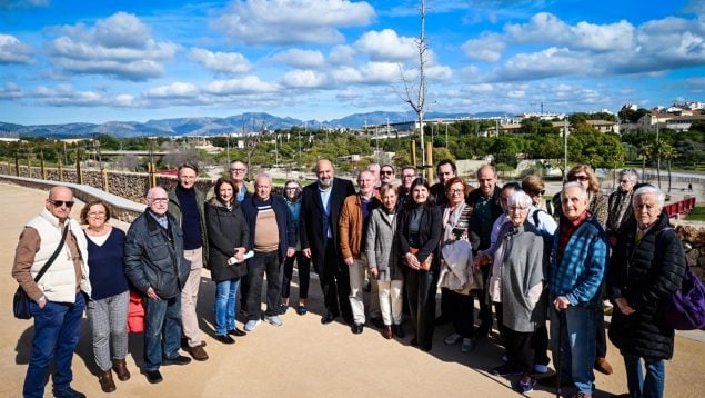 El alcalde de Palma, Jaime Martínez, junto a los representantes de las asociaciones vecinales.