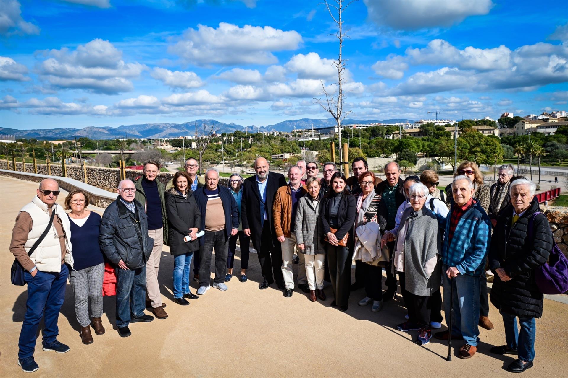 El alcalde de Palma, Jaime Martínez, junto a los representantes de las asociaciones vecinales.