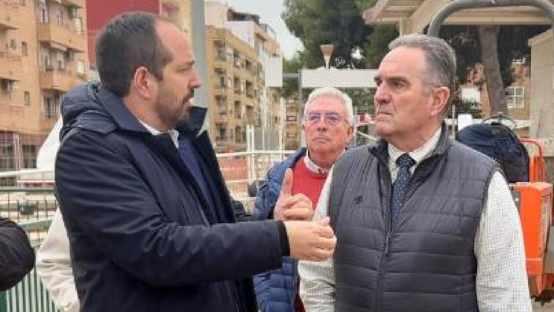 El vicepresidente valenciano Gan Pampols, este lunes, con el alcalde de Aldaya (Valencia).