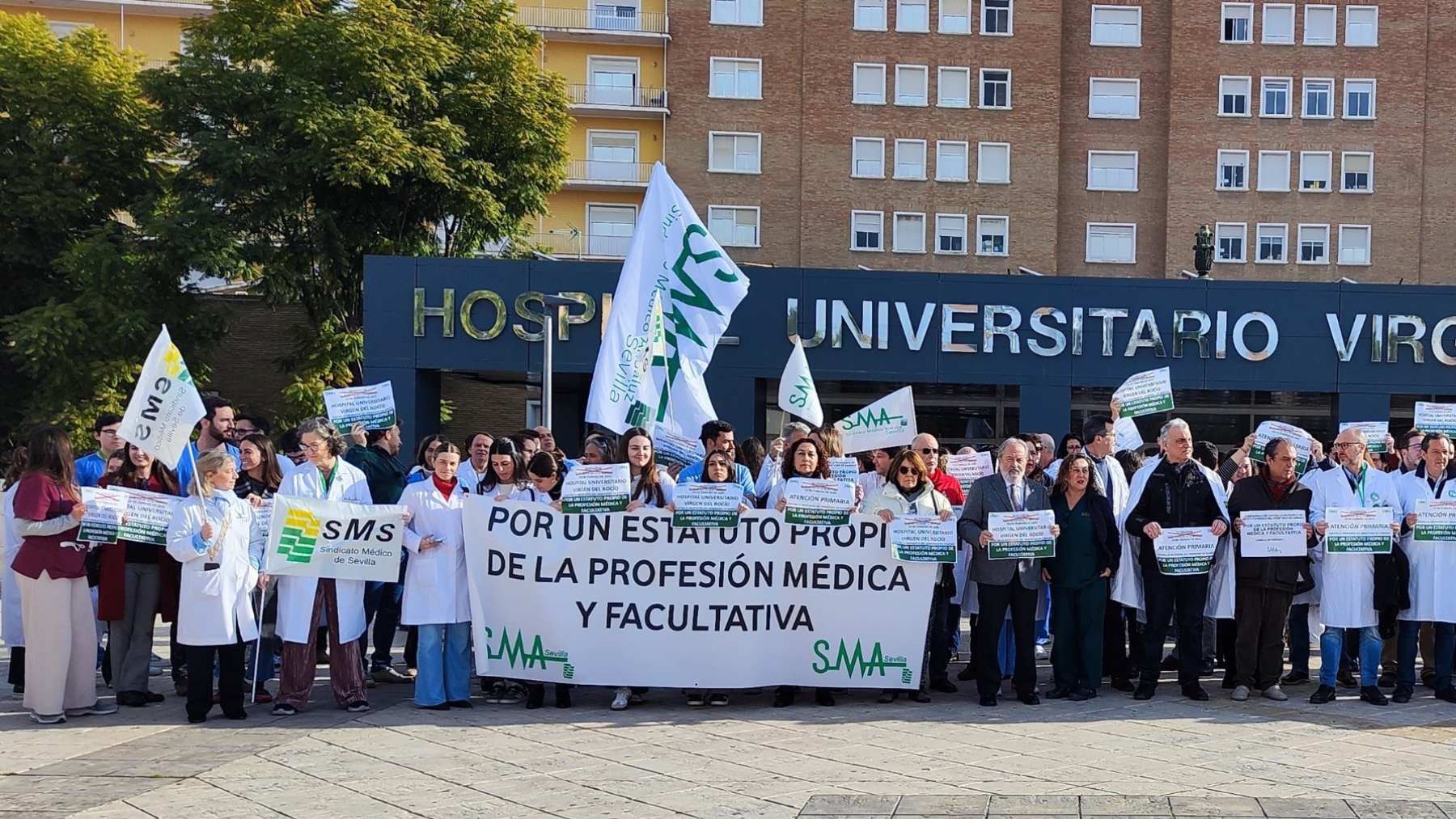 Concentración del SMA y el Consejo Andaluz de Colegios de Médicos a las puertas del Virgen del Rocío.