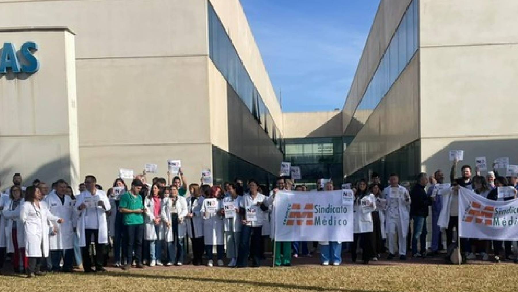 Protesta unánime de los médicos valencianos contra la ministra Mónica García: «El rechazo es total»