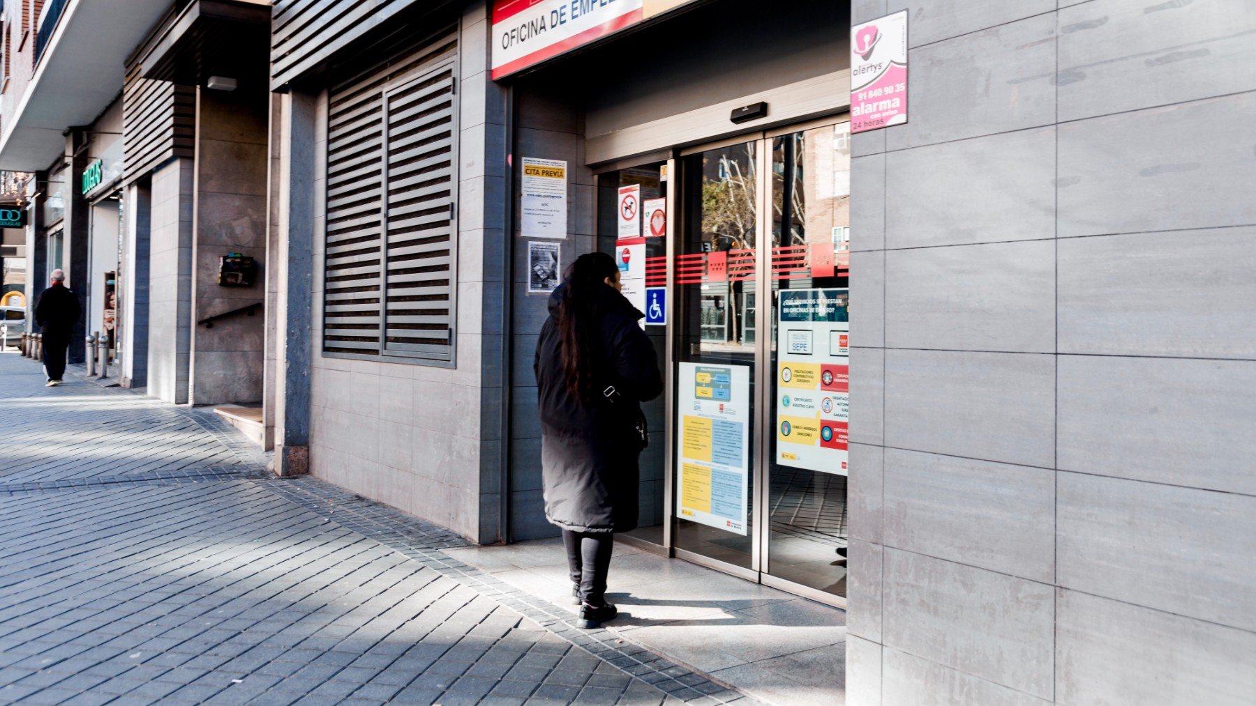 Una persona entra en una oficina del SEPE. (EP)