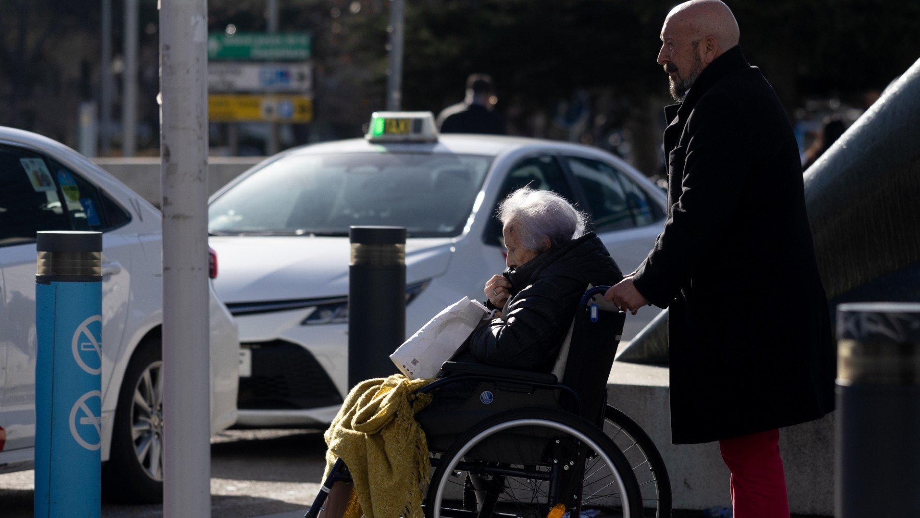 Un hombre empuja a una mujer en silla de ruedas. (EP)