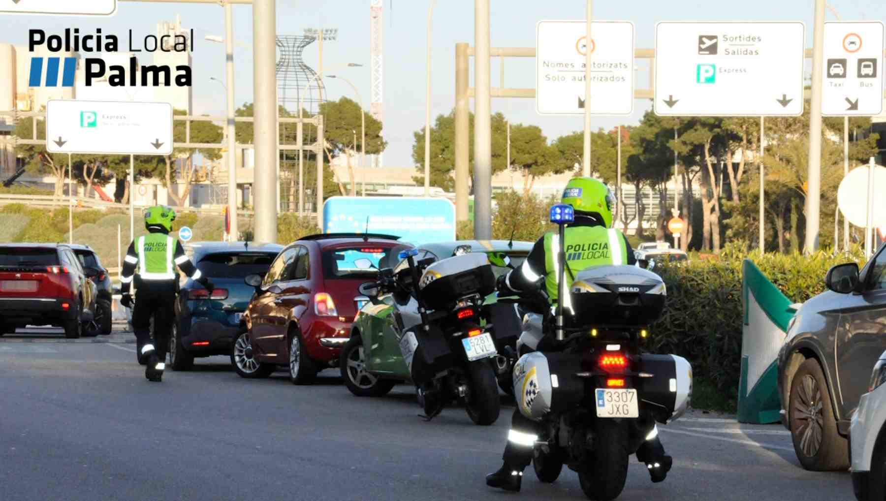 Coches estacionados en el carril derecho de acceso al interior del aeropuerto de Palma.