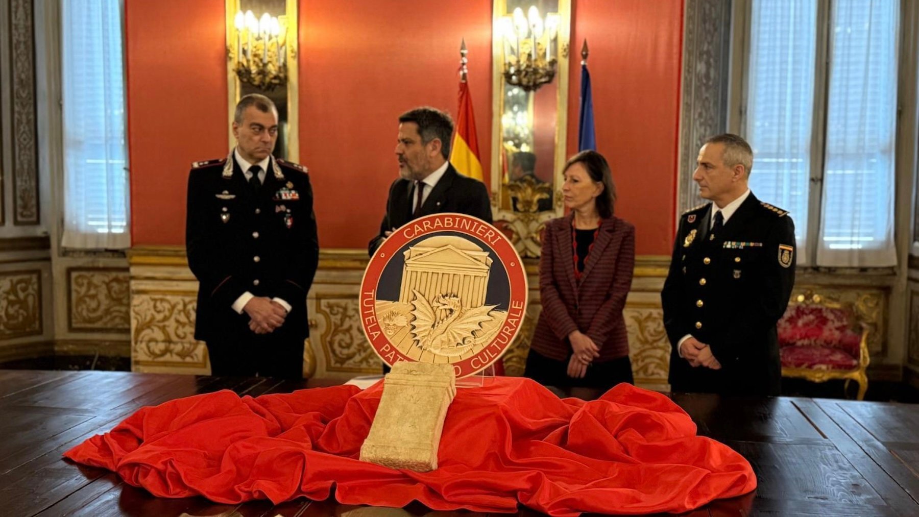 Acto de entrega del ara funeraria romana en la embajada de España en Roma. Foto: Policía Nacional.