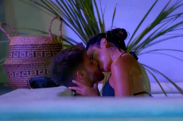 Joel, novio de Andrea, y Nataly besándose en La isla de las tentaciones 8. (Mediaset)