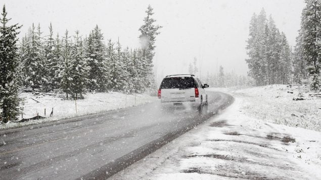 trucos para quitar el hielo del parabrisas del coche, consejos para el coche, truco efectivo para limpiar el parabrisas, eliminar la escarcha del parabrisas, consejo fácil para limpiar la nieve del parabrisas, cómo descongelar el parabrisas del coche.