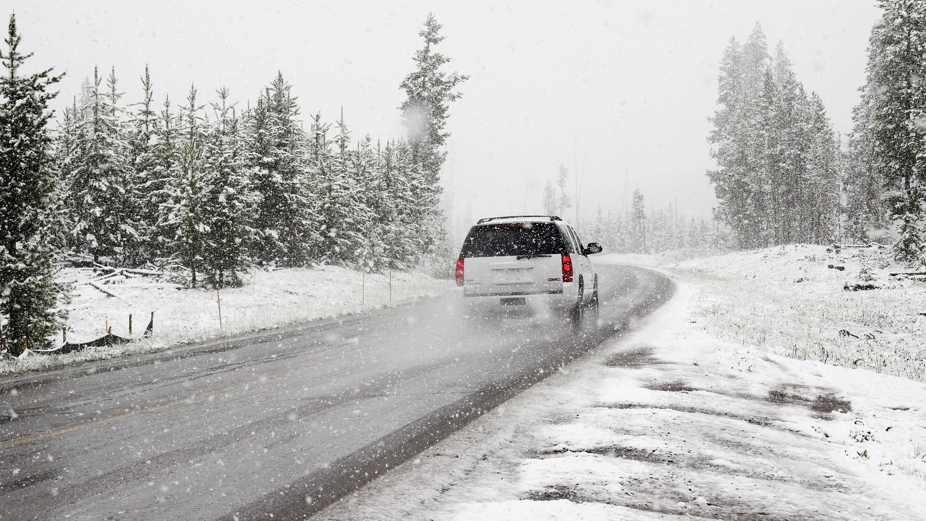 Coche en la nieve.