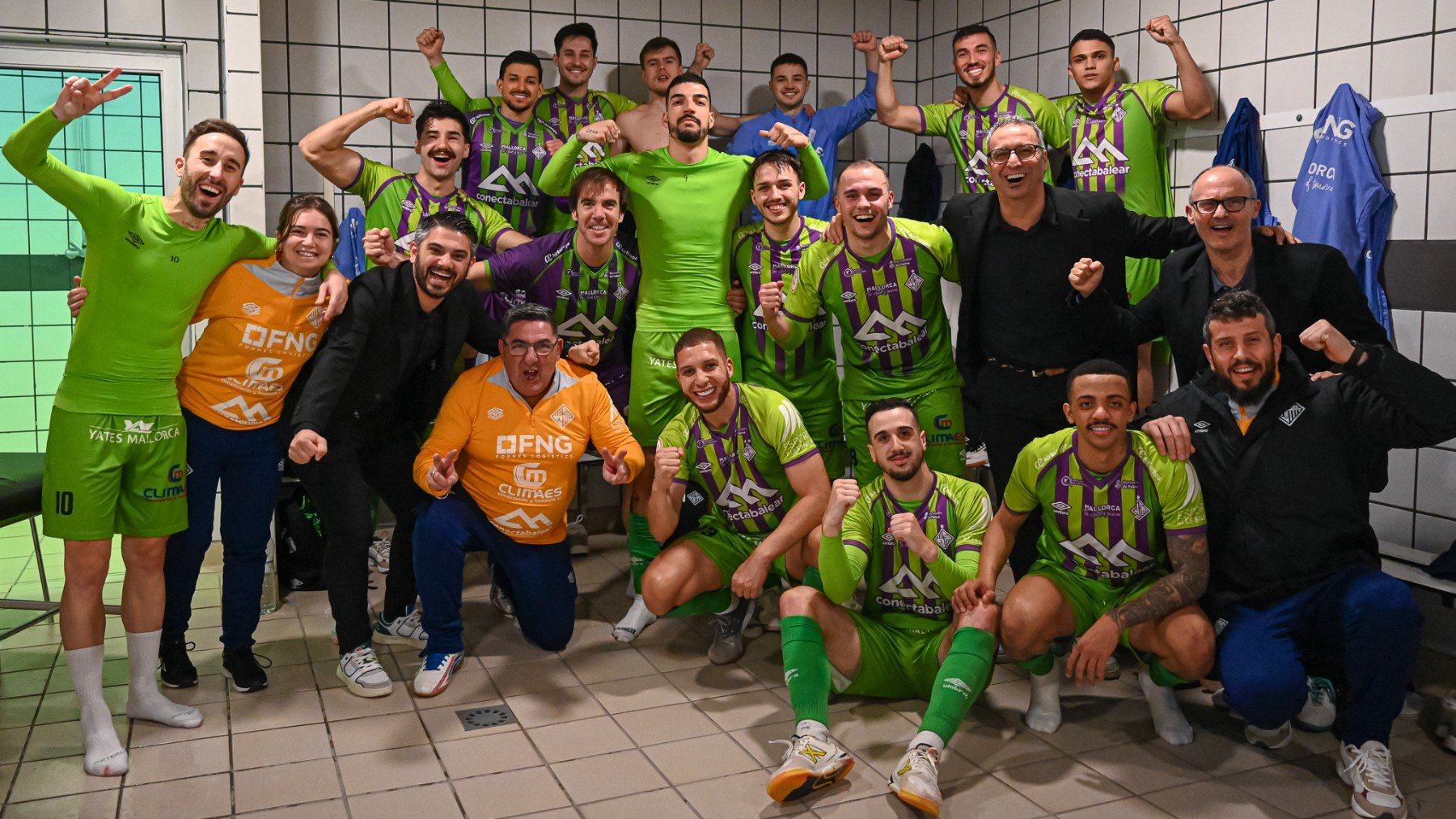 El Illes Balears Palma Futsal celebra el pase a la final four en el vestuario (1)