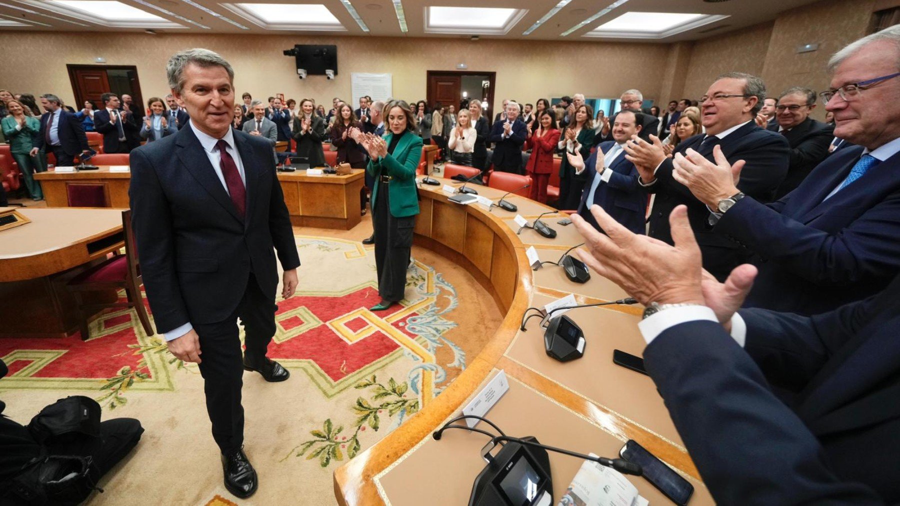 Feijóo con sus diputados y senadores. (Foto: Tarek/PP)