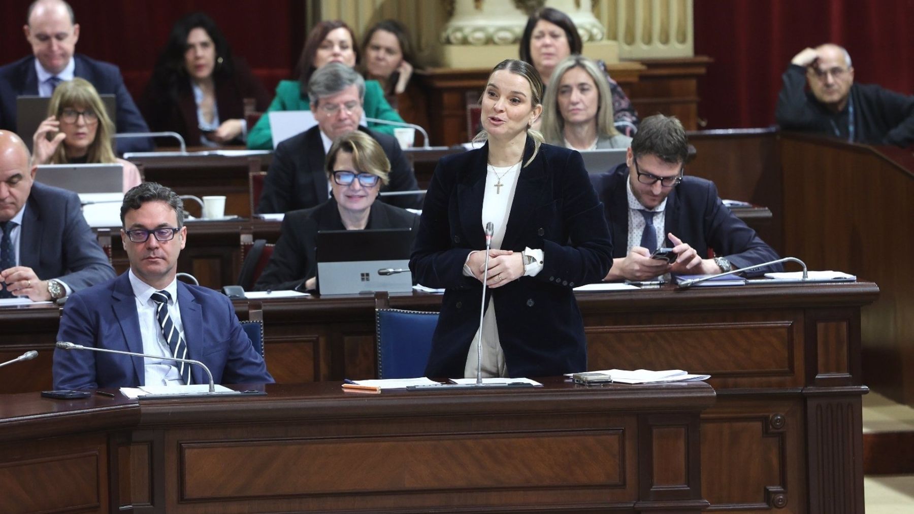 La presidenta del Govern balear, Marga Prohens, en el Parlament. (Europa Press)