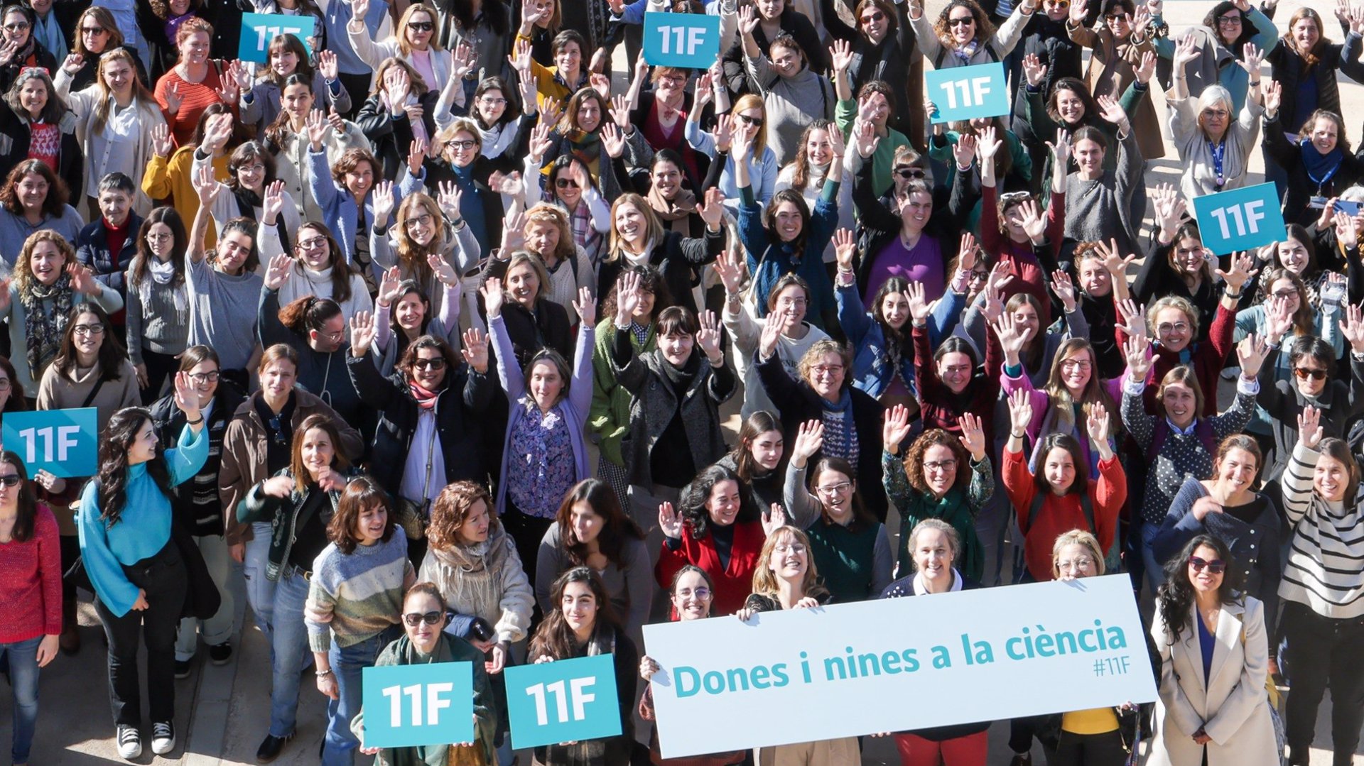 Un centenar de mujeres del ámbito científico y tecnológico participan en la fotografía de la UIB para conmemorar el 11F.