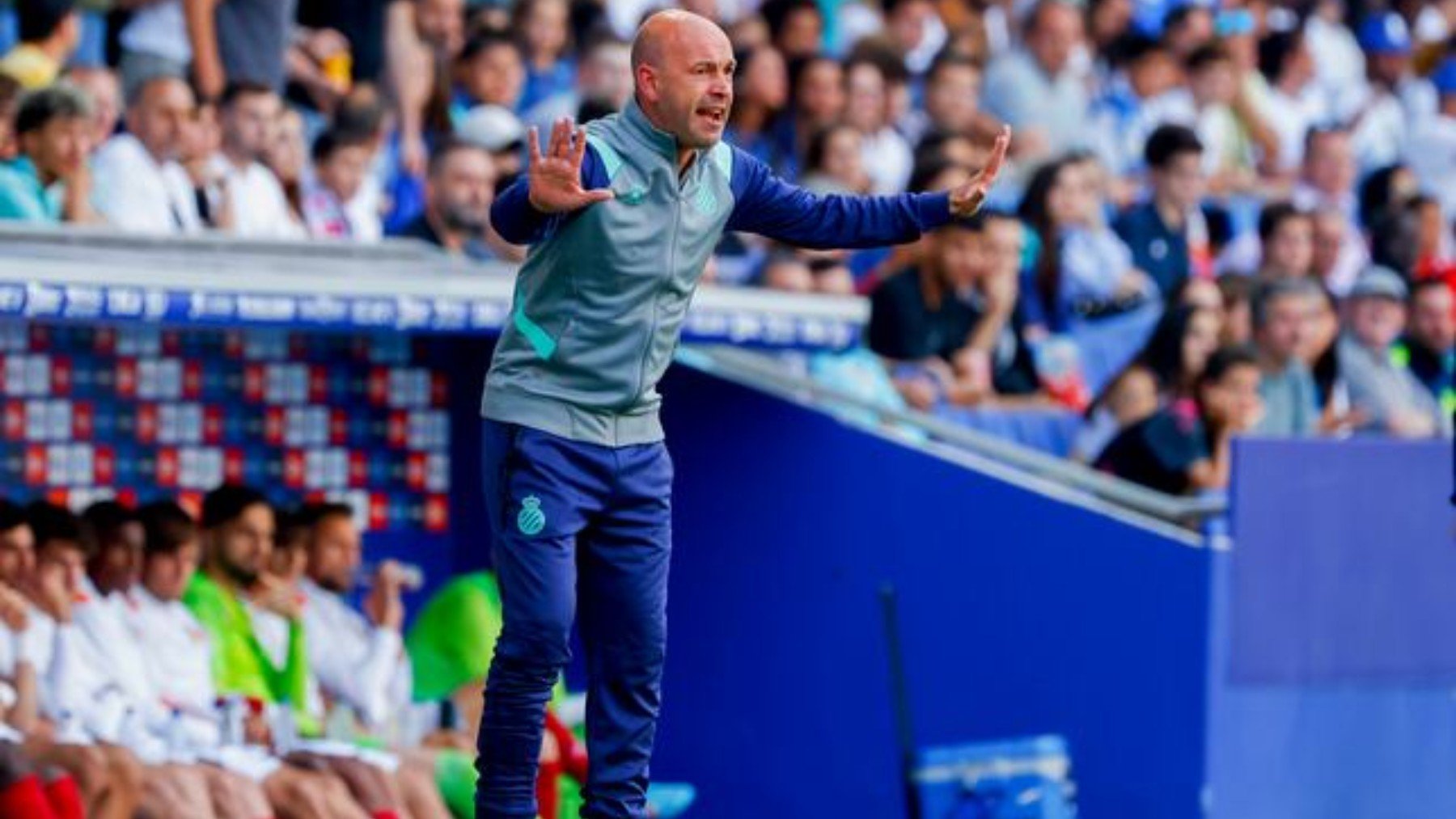 Luis Blanco, dirigiendo al Espanyol.