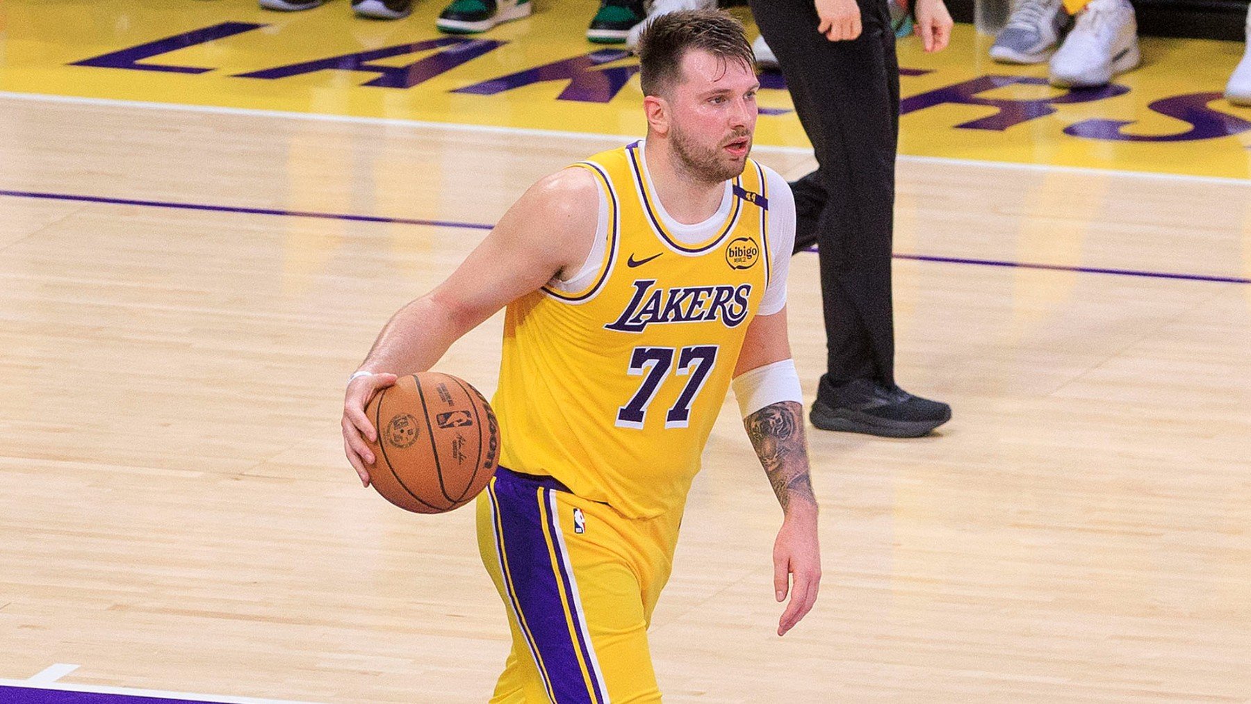 Luka Doncic dirige un ataque de los Lakers en su estreno. (EFE)