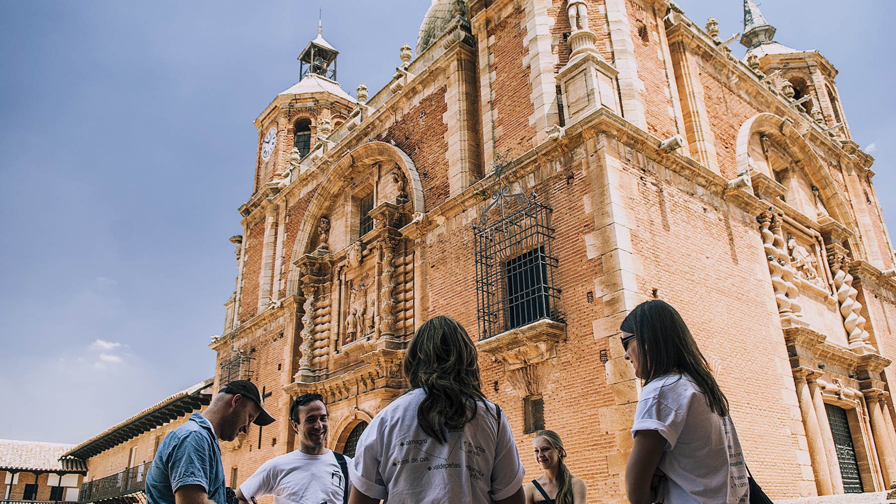 Turistas en la Plaza Mayor de San Carlos del Valle. Foto: Jhuertas en Wikimedia Commons.