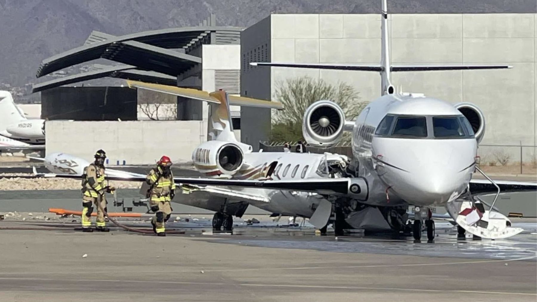 Los dos aviones empotrados tras la colisión.