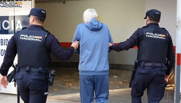 Dos agentes de la Policía Nacional conducen a un detenido en Baleares.