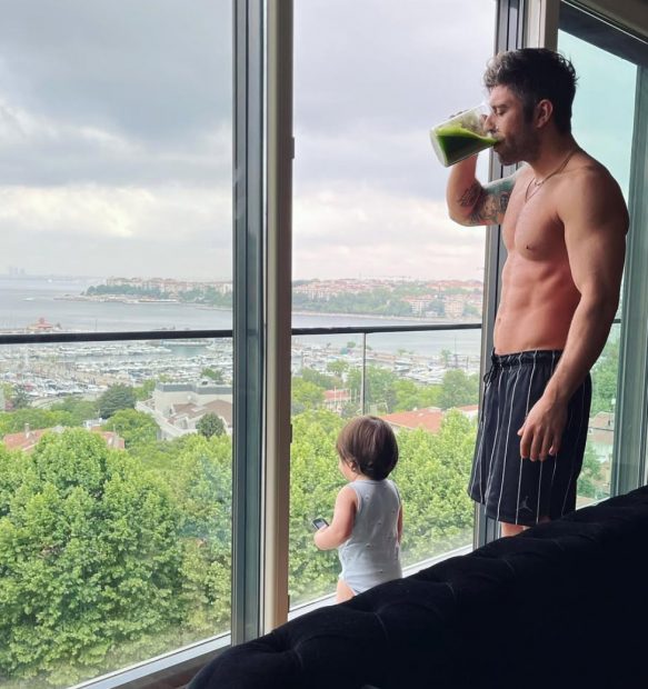 Cihangir Ceyhan y su hijo. (Instagram)