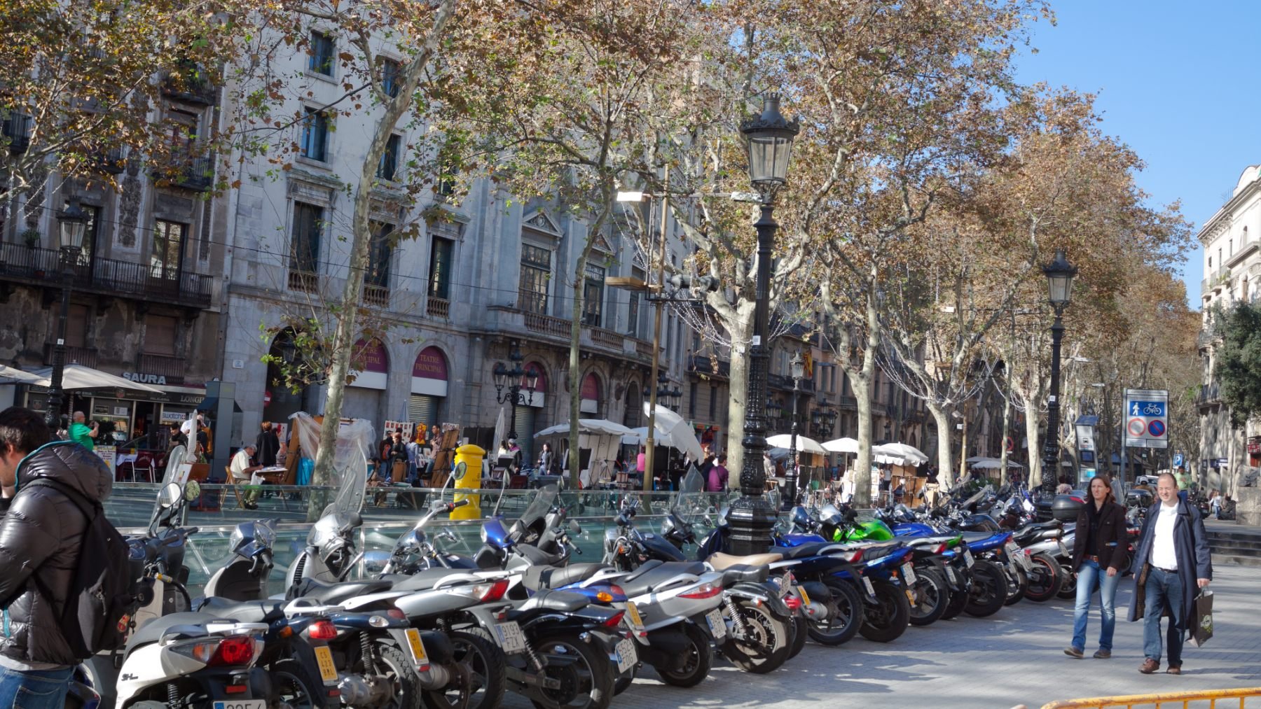 Motos aparcadas en Las Ramblas (Barcelona)