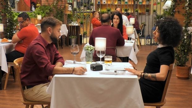 Charlz y Hind en First Dates. (Mediaset)