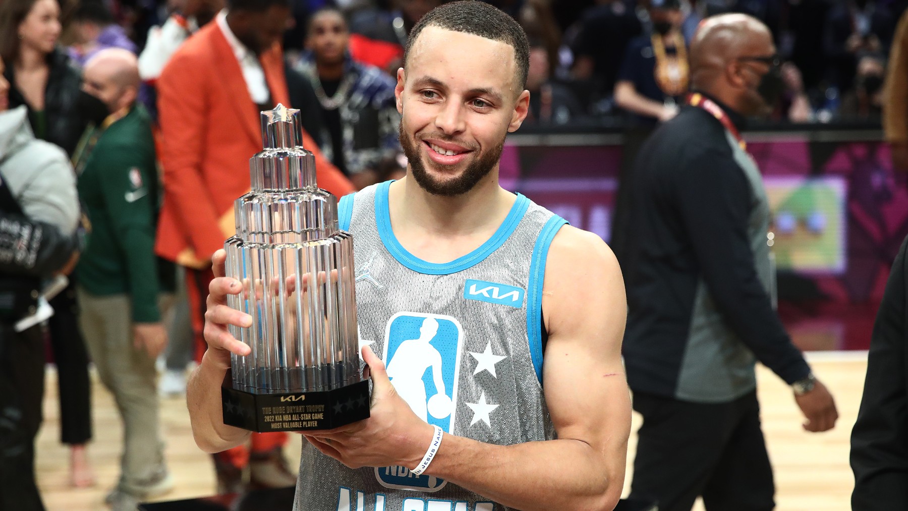 Stephen Curry, con el Premio Kobe Bryant. (Getty)