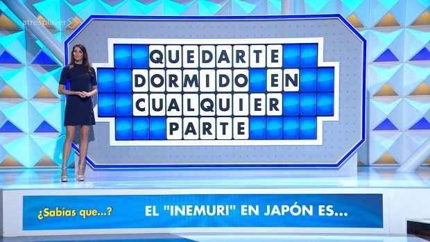 El jugador azul de La Ruleta de la Suerte resuelve el panel. (Atresmedia)