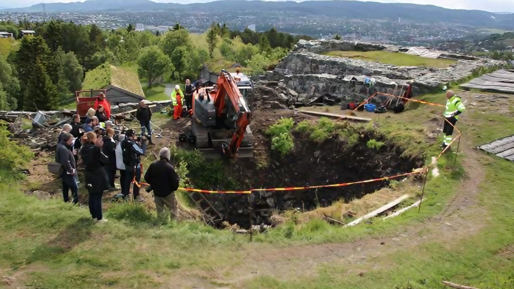 Excavación en el pozo del castillo de Sverresborg en Noruega. Foto: Instituto Noruego de Investigación sobre el Patrimonio Cultural