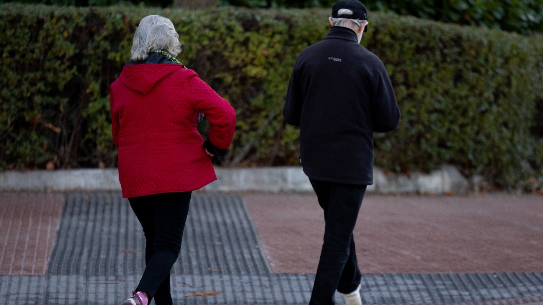 Dos personas mayores caminan por las calles de Madrid. (EP)