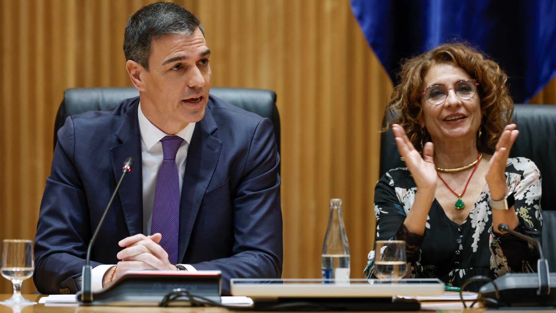 María Jesús Montero aplaude ante Pedro Sánchez. (EFE)