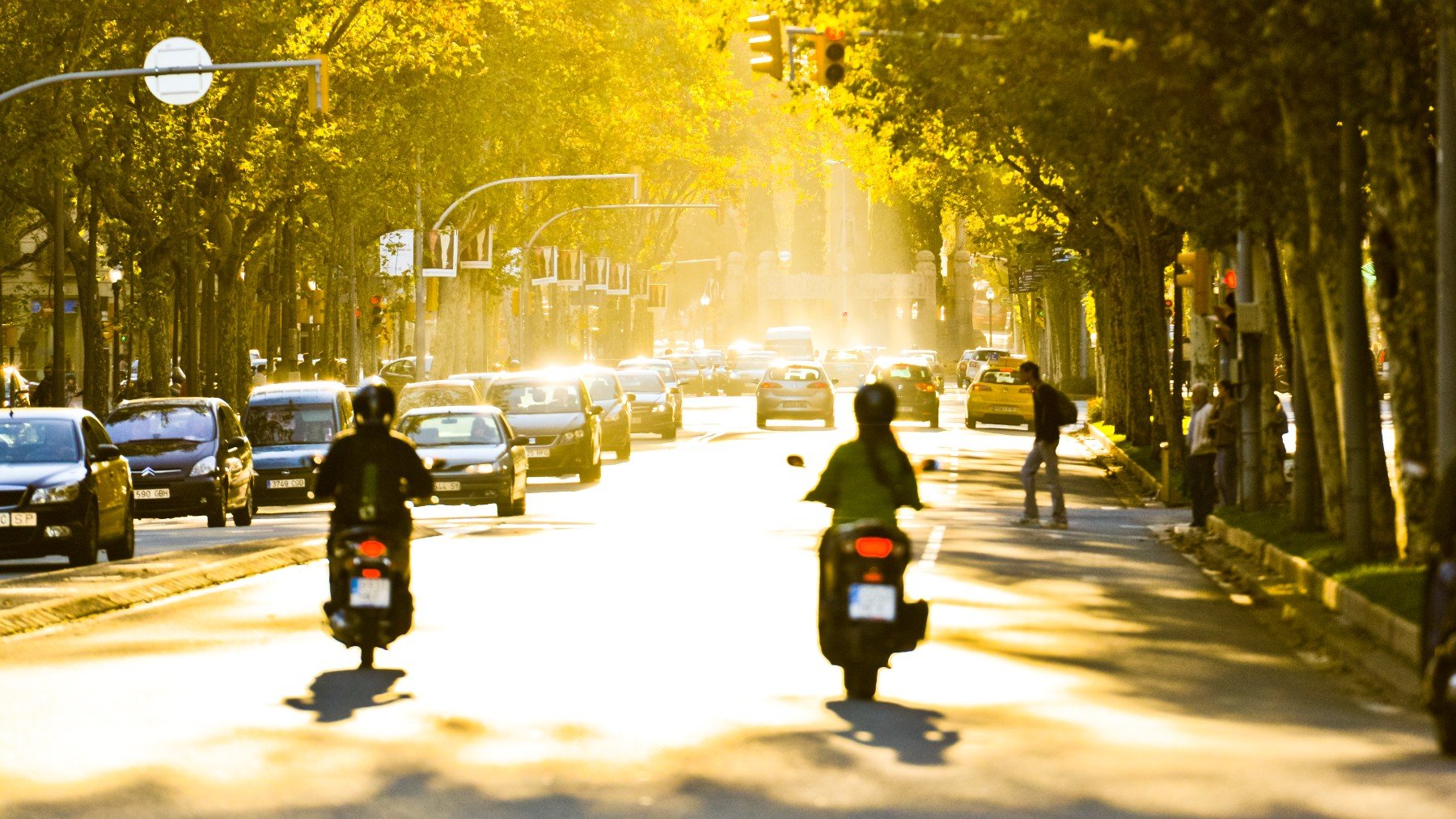 Motos circulando por Barcelona