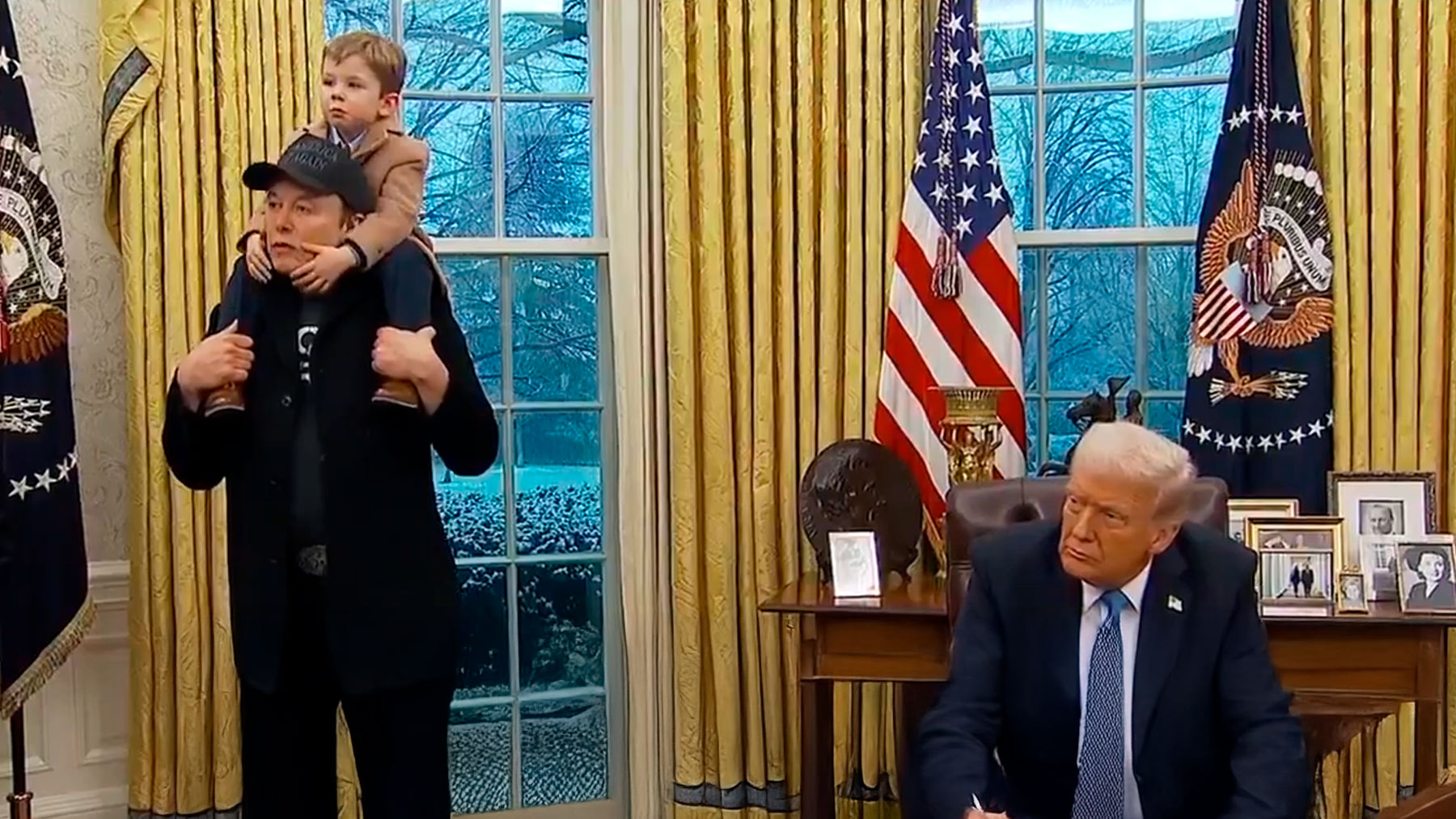 Elon Musk con su hijo y Donald Trump.