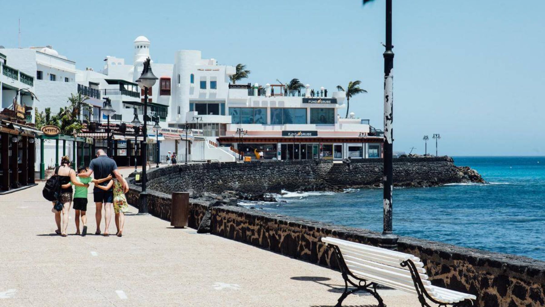 Este pueblo pesquero de las Islas Canarias es la puerta a La Graciosa y mantiene intacto su encanto marinero