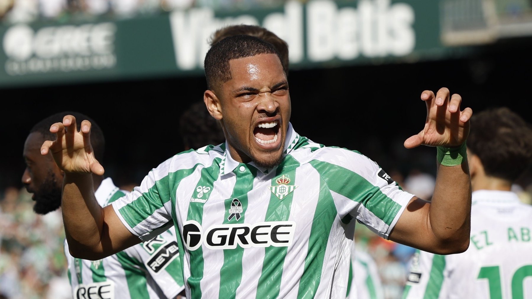 Vitor Roque celebra un gol con el Betis. (EFE)