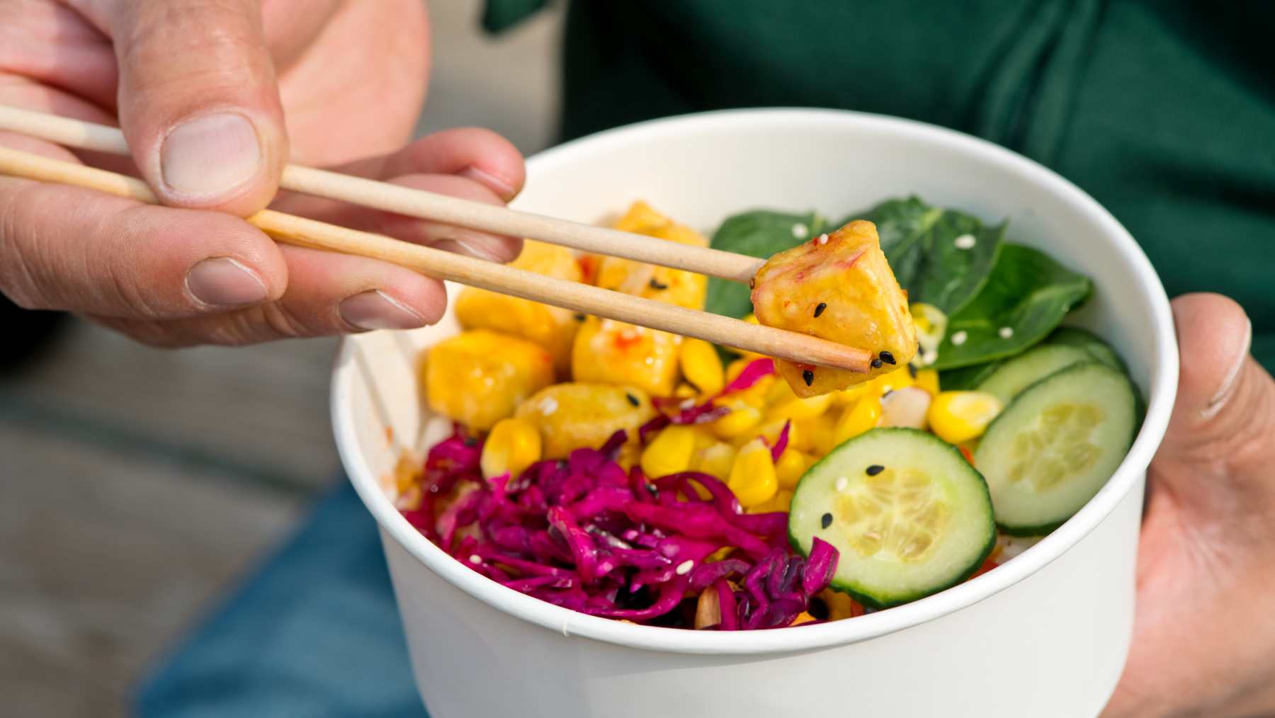 Poke de tofu y mango.