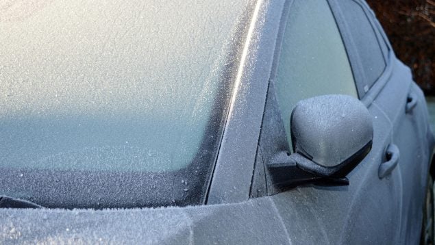 Hielo en el parabrisas, coche, invierno, congelado