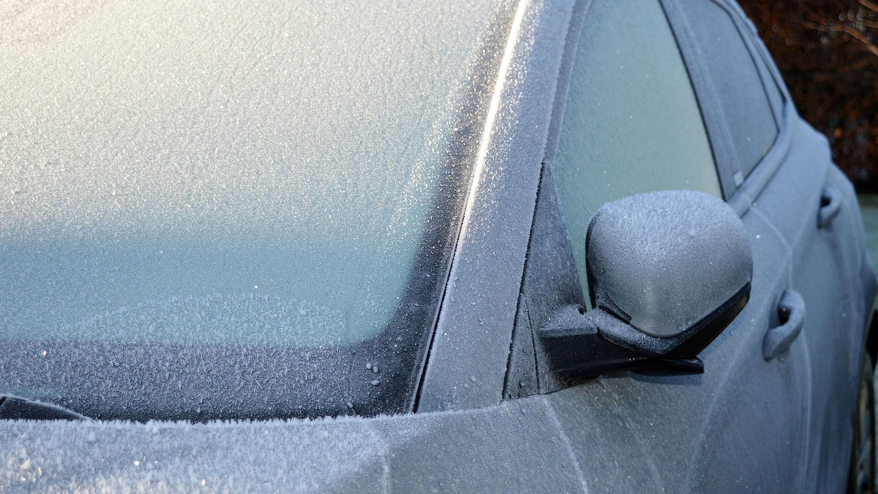 Coche con el parabrisas congelado. Foto: Pixabay.