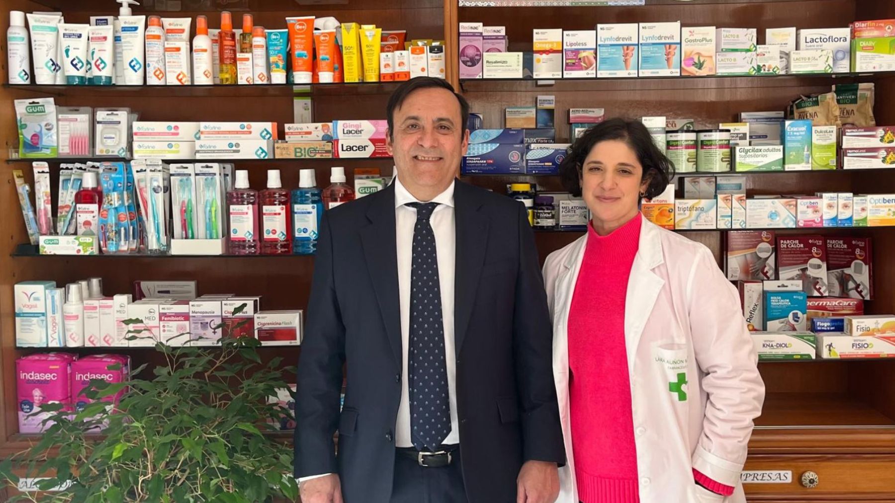 Eduardo Pastor y Lara Auñón en la farmacia de Valdepeñas de la Sierra.