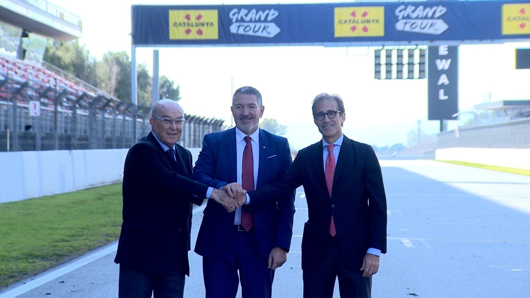 Carmelo Ezpeleta, CEO de Dorna, posa en la recta del circuito de Montmeló. (EP)