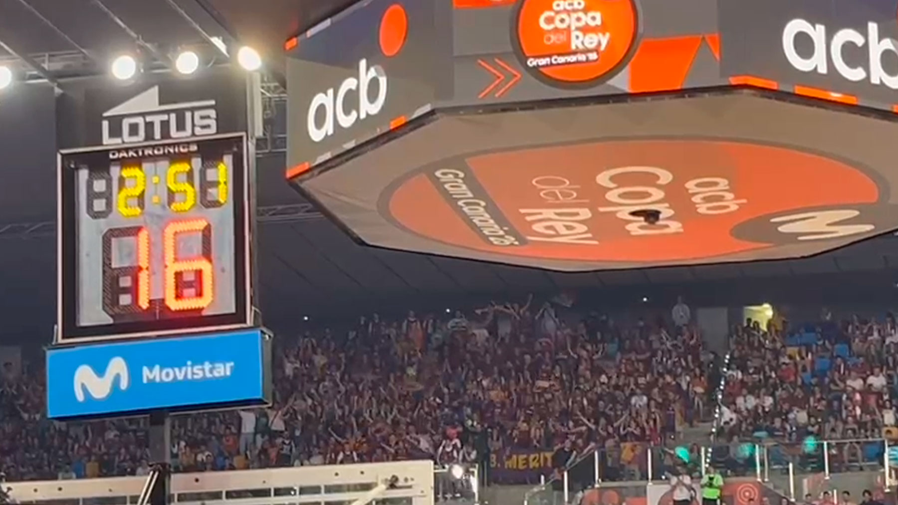 Ultras del Barça cantan «¡independencia!» en la Copa del Rey.