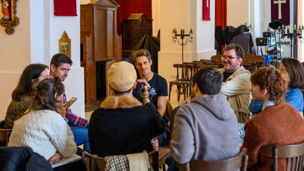 Martiño Rivas charla con los periodistas durante el rodaje de 'Ella, maldita alma'.