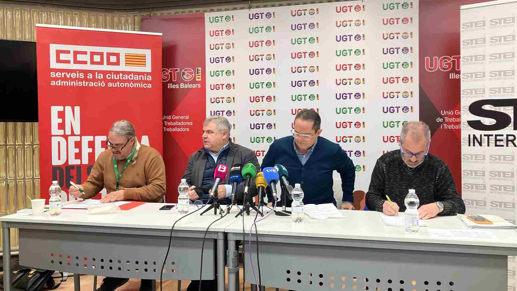 Representantes de CCOO, UGT, CSIF y STEI, este jueves en una rueda de prensa.